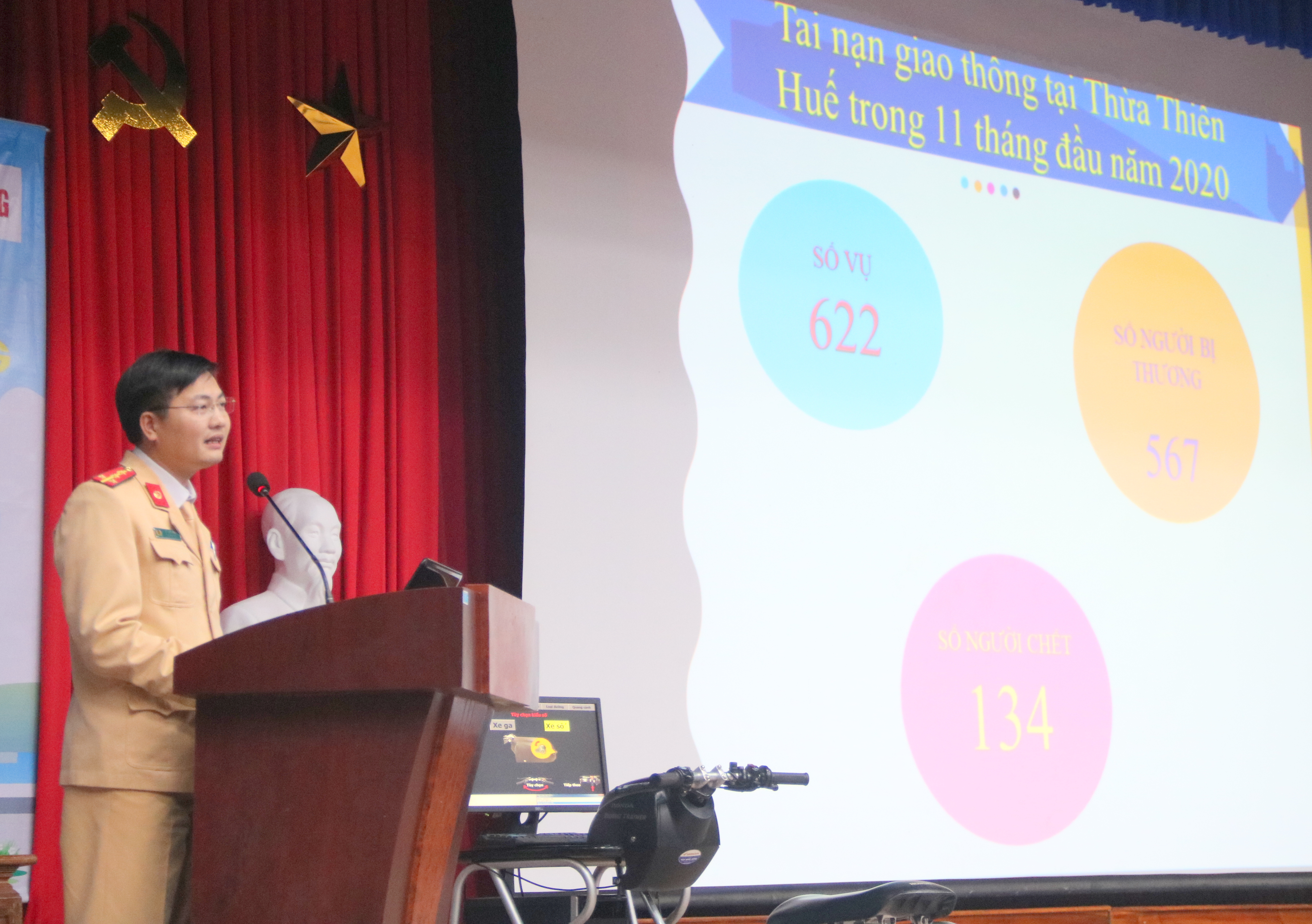 Gần 500 sinh viên Trường ĐH Sư phạm hưởng ứng Ngày Pháp luật