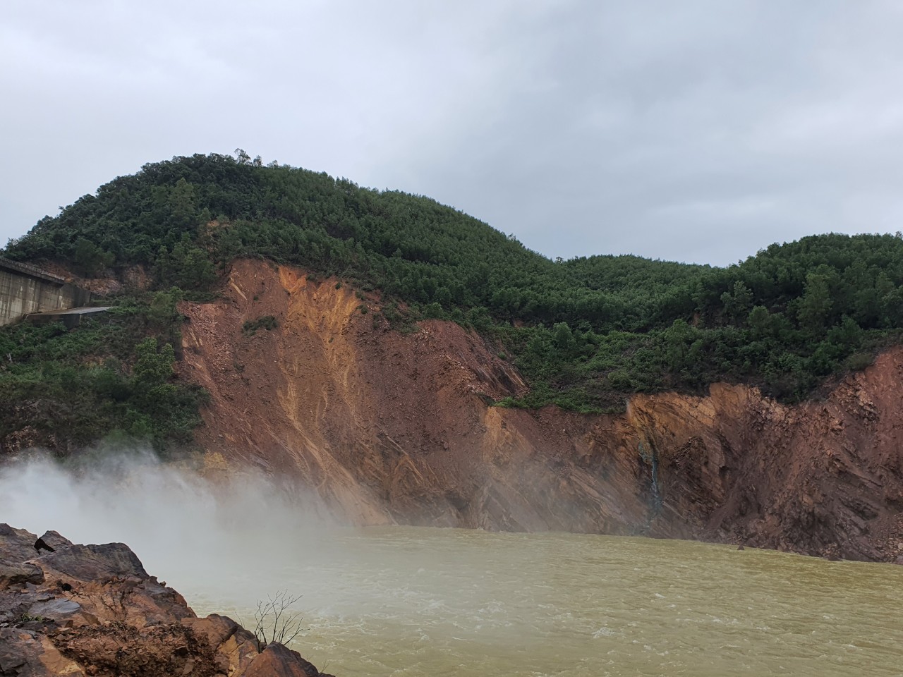 Sạt lở tại thủy điện Hương Điền Không ảnh hưởng đến an toàn công trình