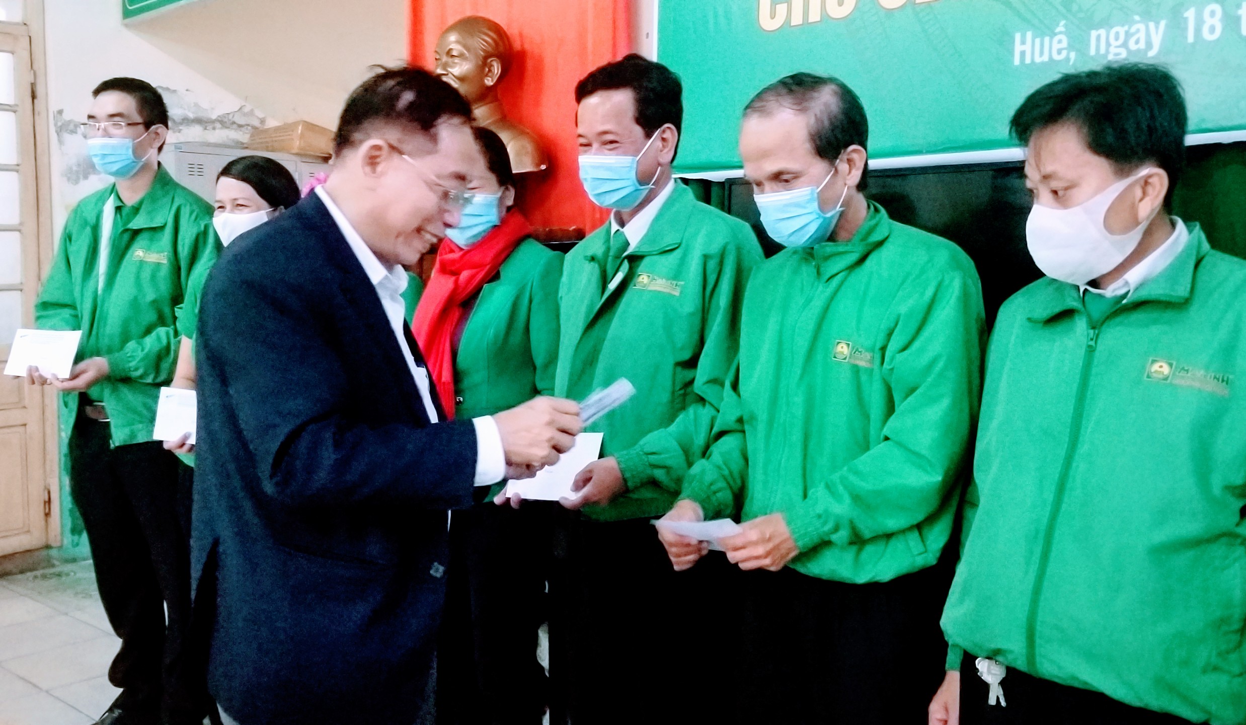 Tặng quà cho người lao động các doanh nghiệp hội viên