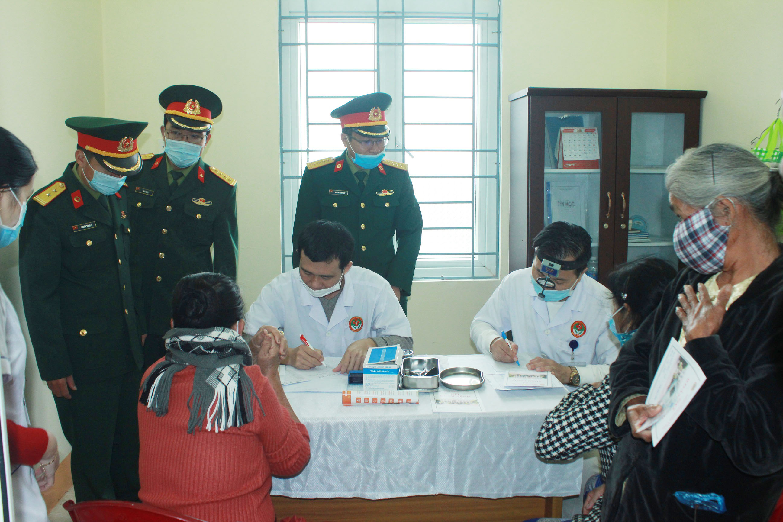 Khám bệnh, cấp thuốc miễn phí cho bà con vùng lũ lụt