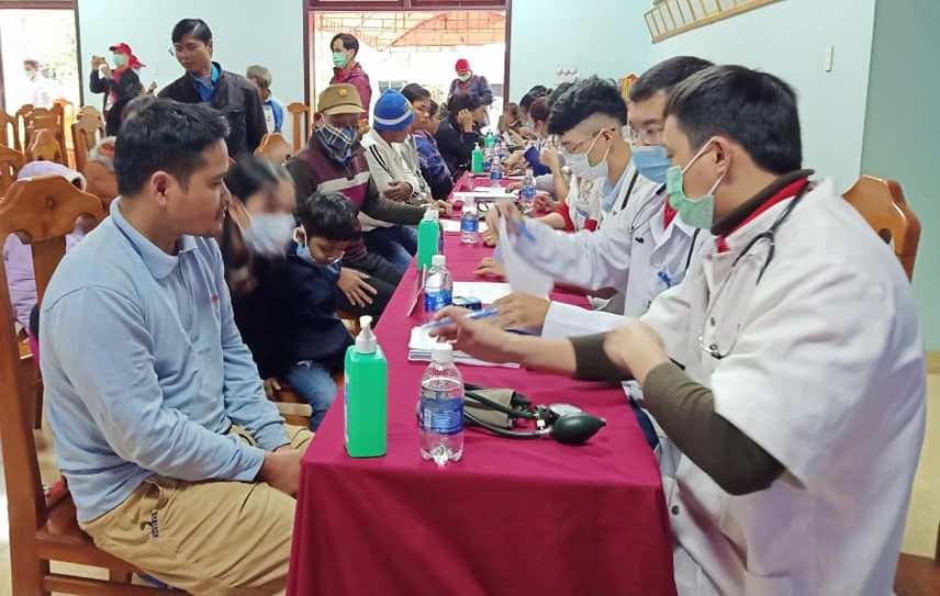 Khám, phát thuốc miễn phí cho 300 người dân ở A Lưới