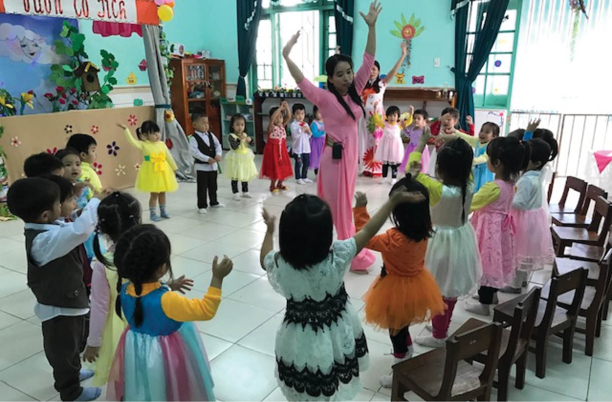 Cô giáo trường làng tận tụy