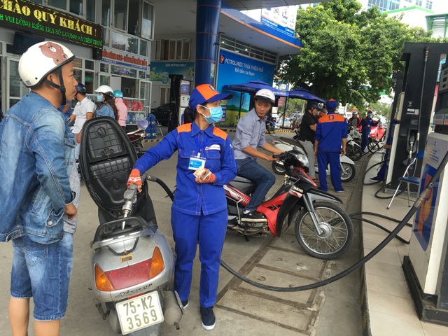 Giá xăng tăng vượt 16 000 đồng lít