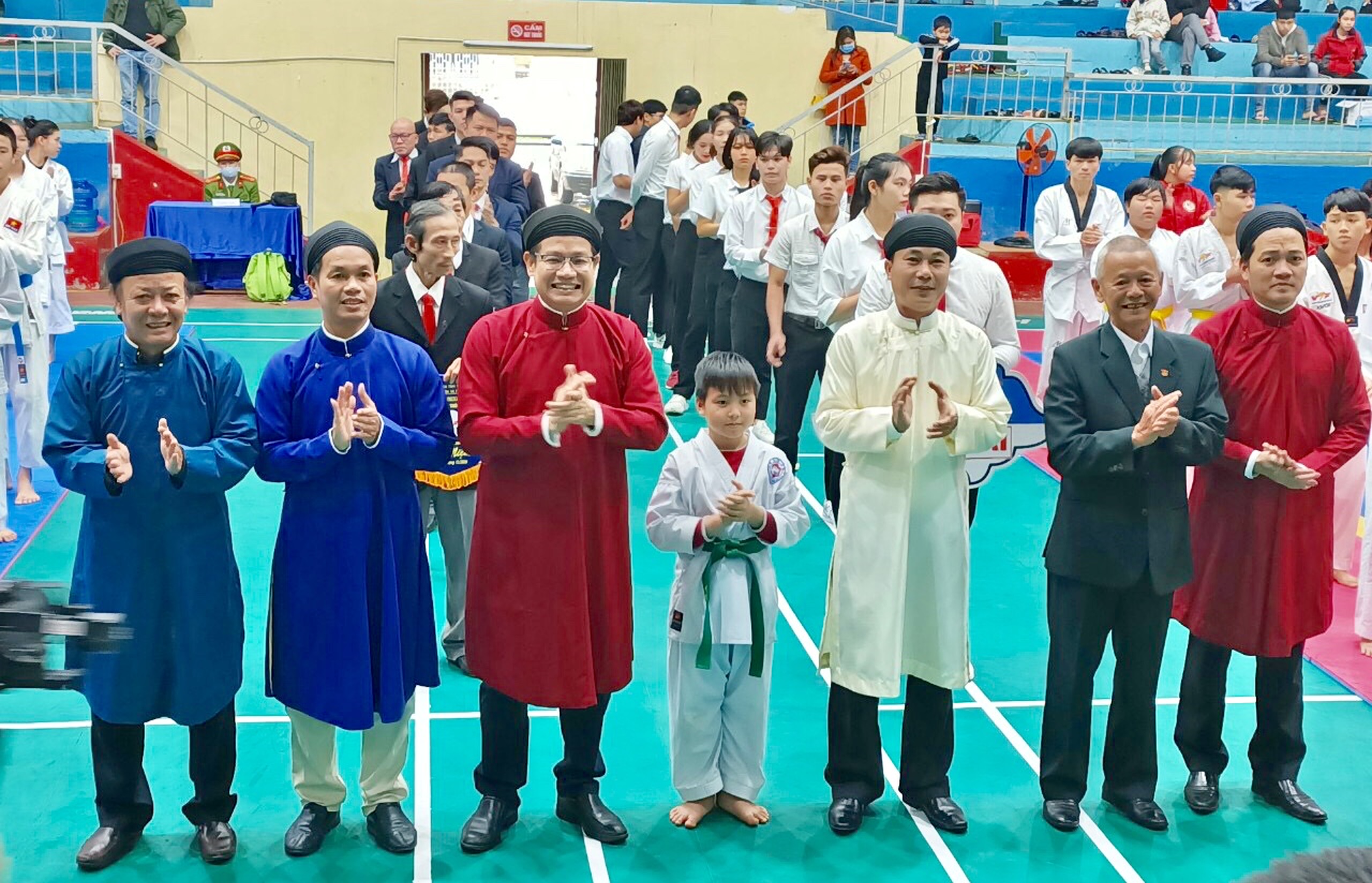 Võ sĩ trẻ tranh tài tại giải vô địch Taekwondo, Karatedo toàn tỉnh