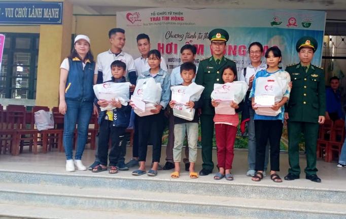 Tặng 200 suất quà cho người dân nghèo A Lưới