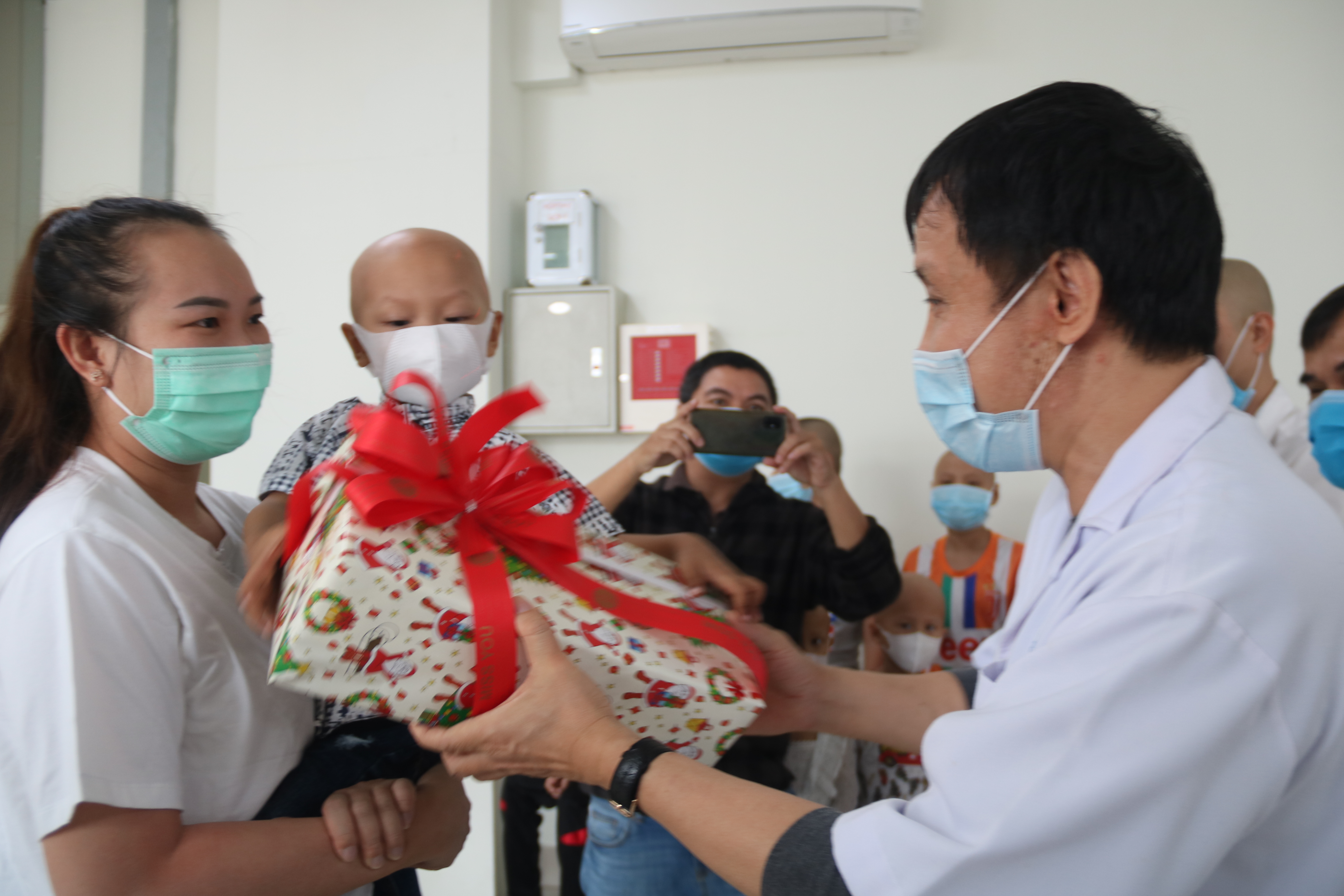 Bệnh nhi thứ 5 được ghép tế bào gốc ra viện
