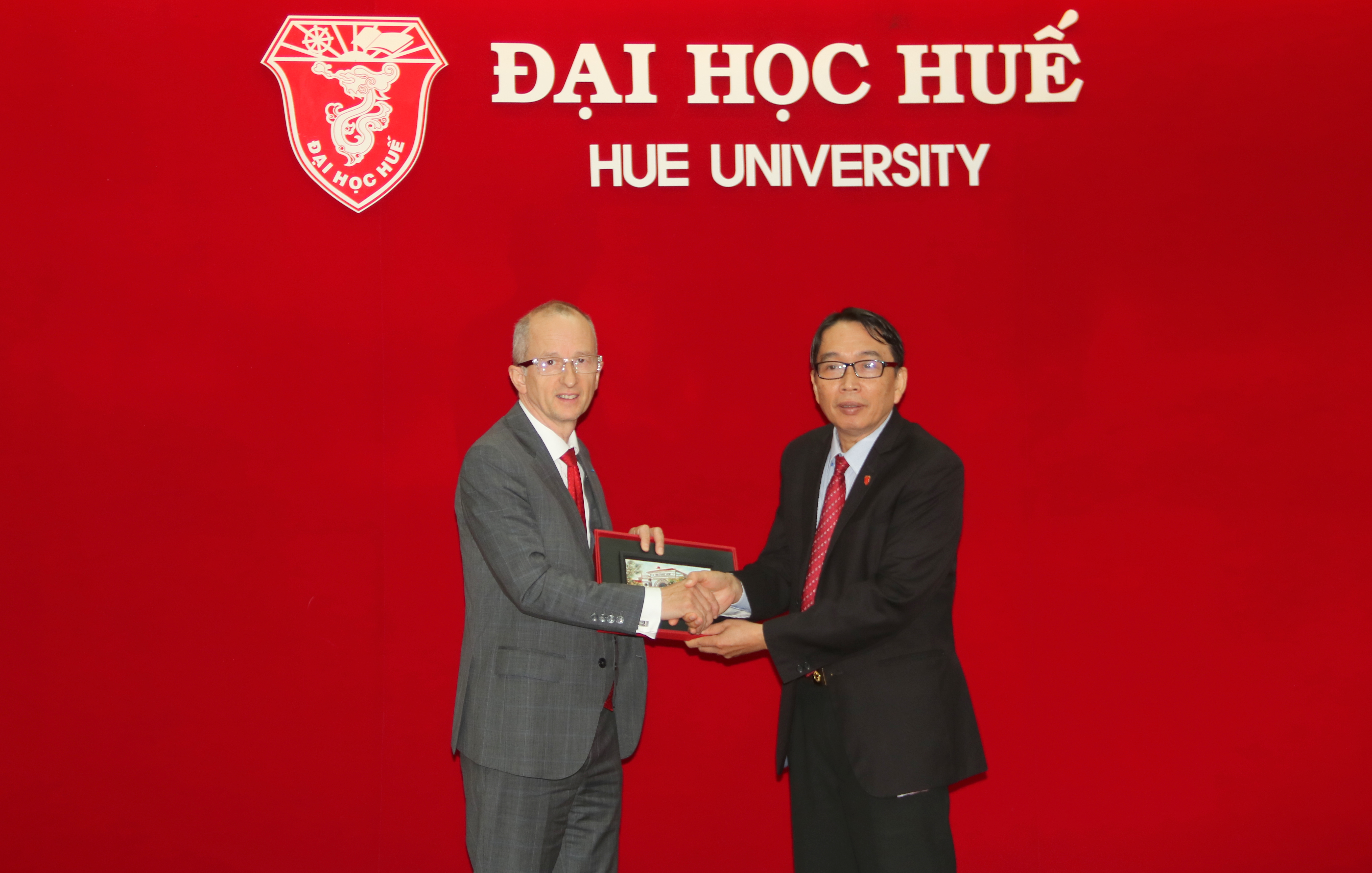 Đại học Huế thắt chặt hợp tác với tổ chức OIF và AUF