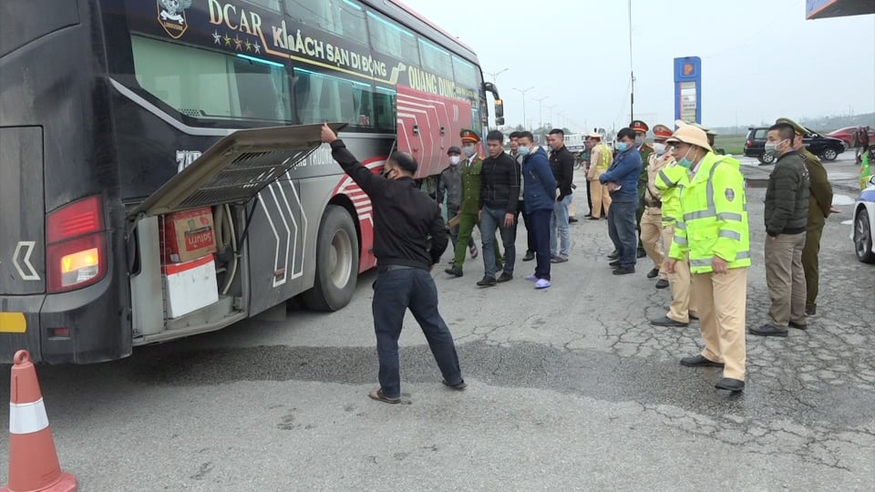 Bắt giữ xe chở một lượng hàng lớn không rõ nguồn gốc
