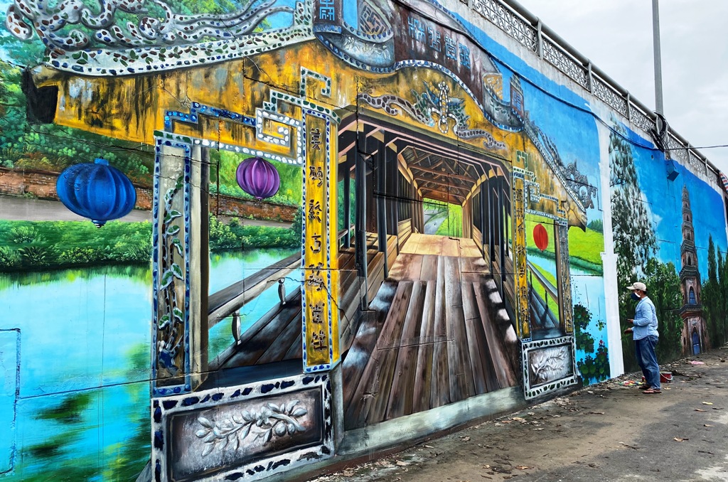 Ngắm Huế qua tranh bích hoạ dưới chân cầu Chợ Dinh