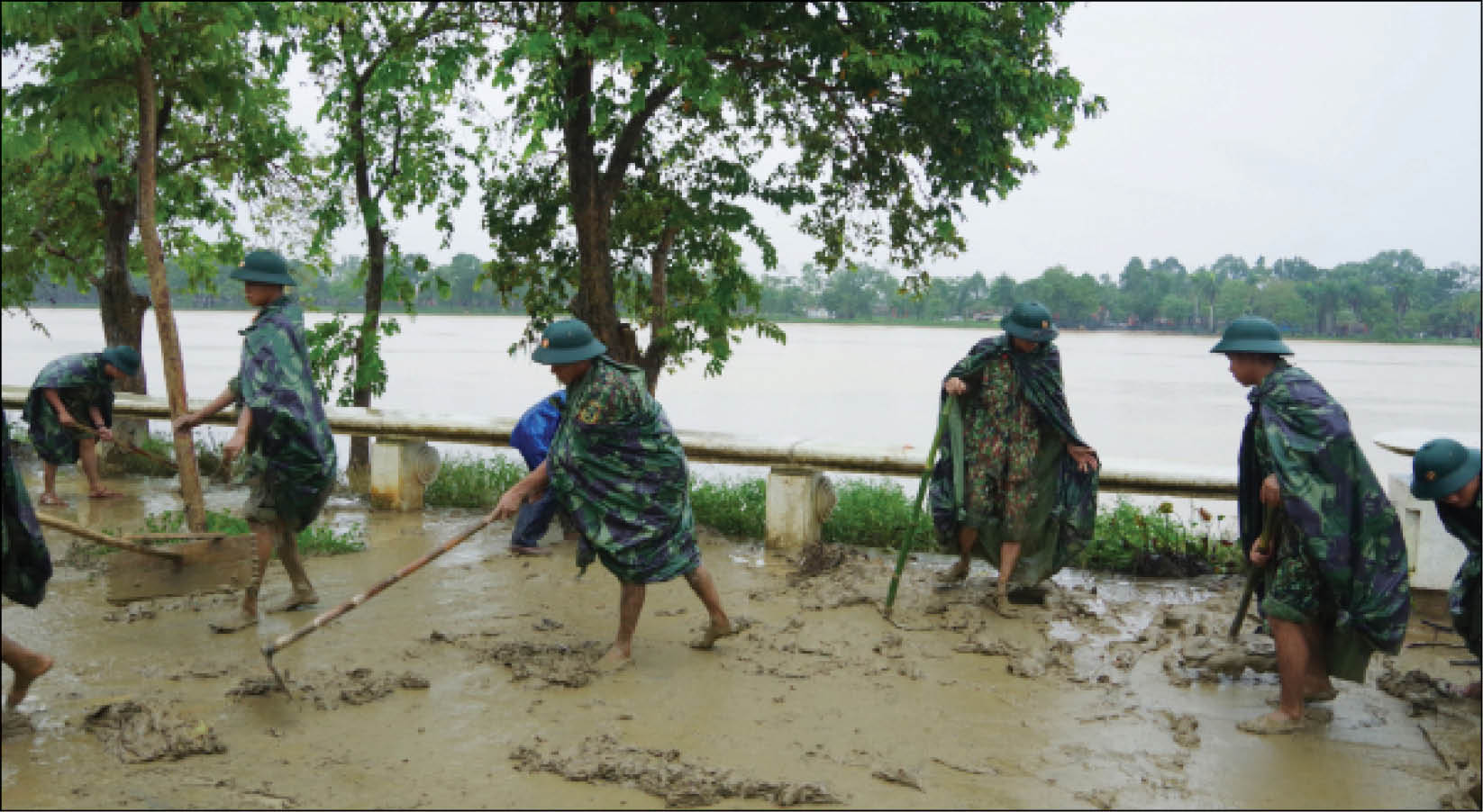 Không thể “phi chính trị” quân đội Nhân dân