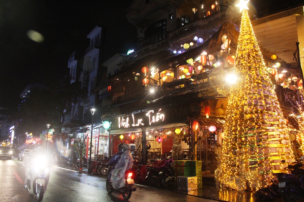 Sắc màu giáng sinh trên những tuyến đường