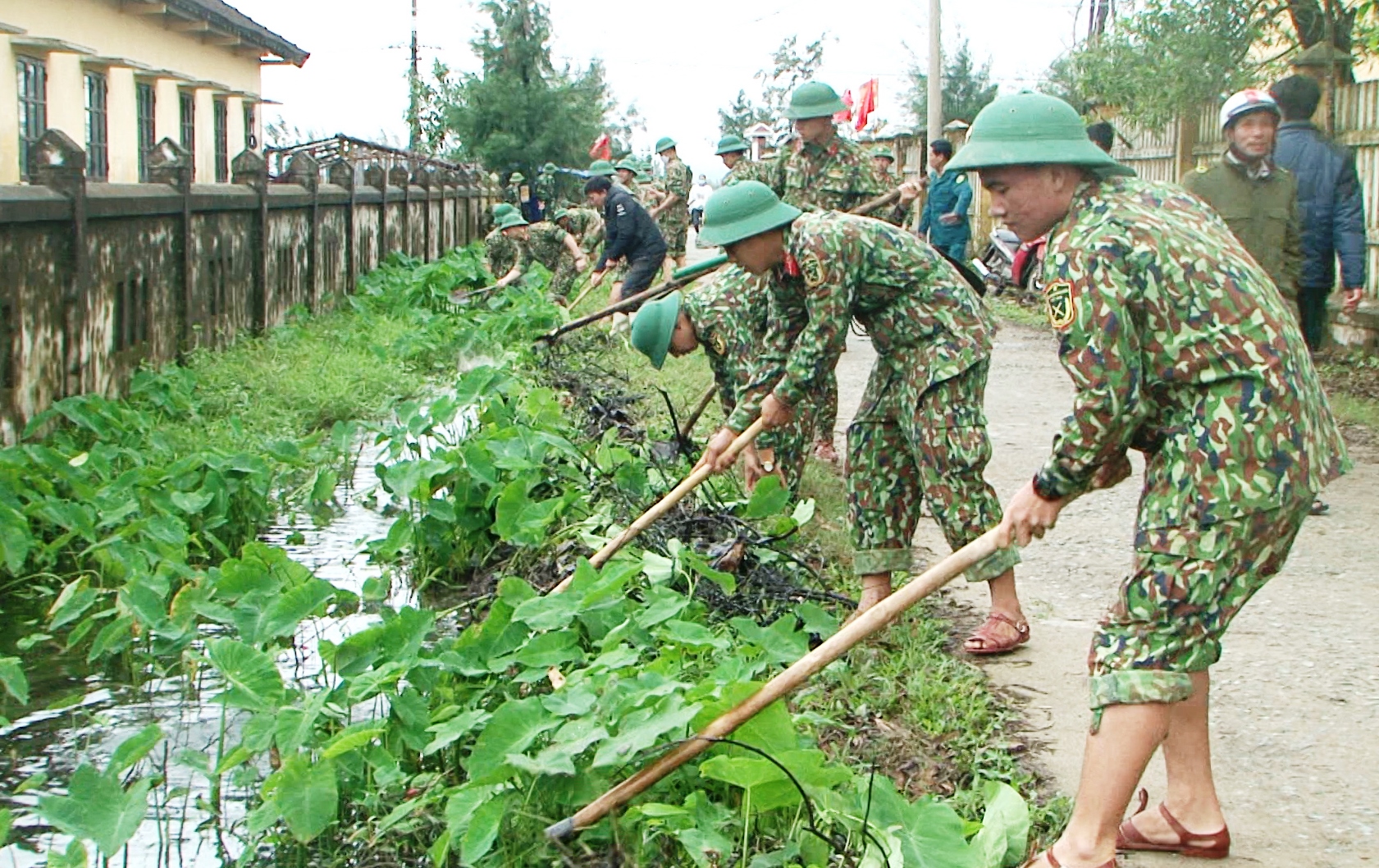 Ra quân giúp dân xây dựng nông thôn mới