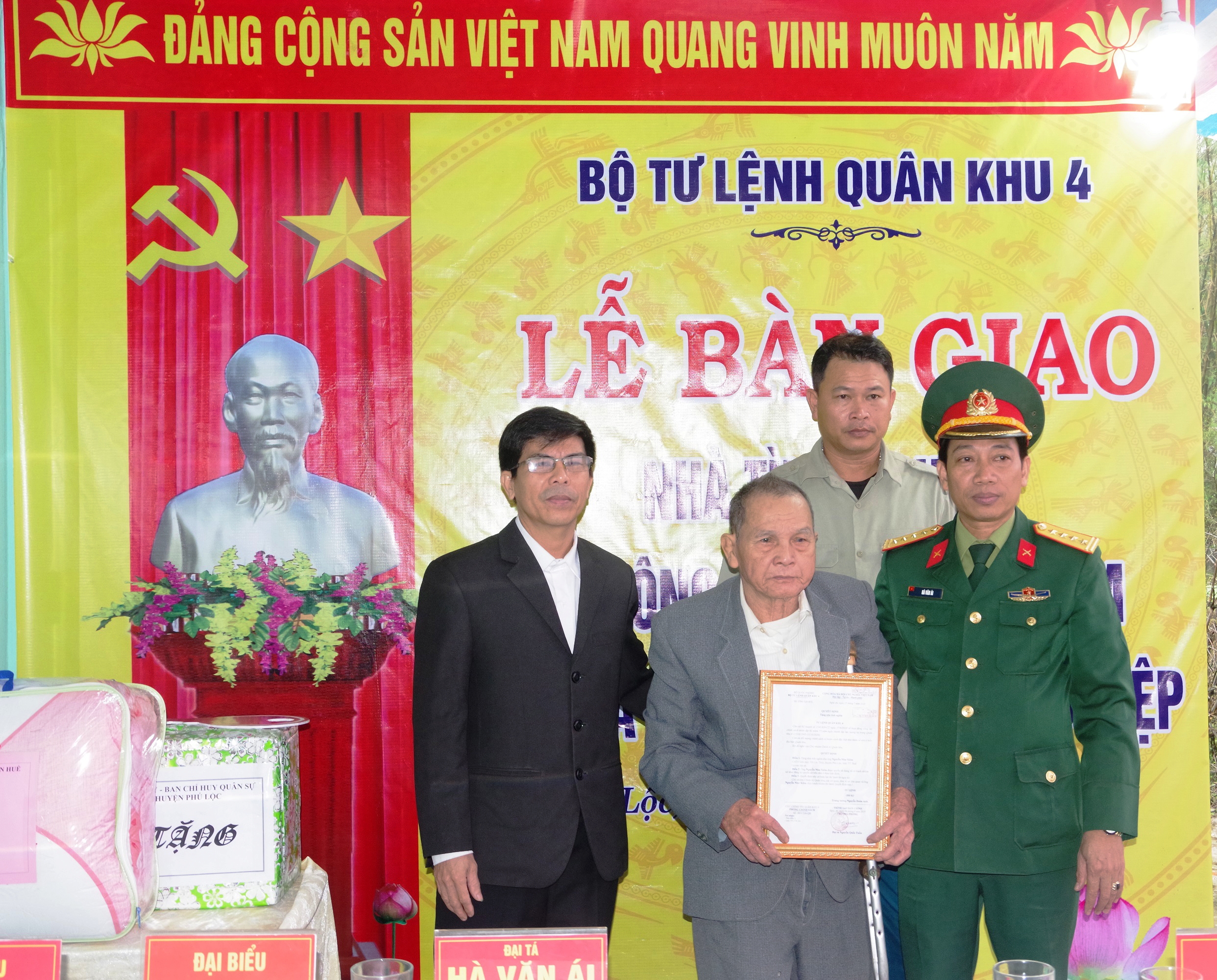 Bàn giao nhà tình nghĩa cho thân nhân liệt sĩ