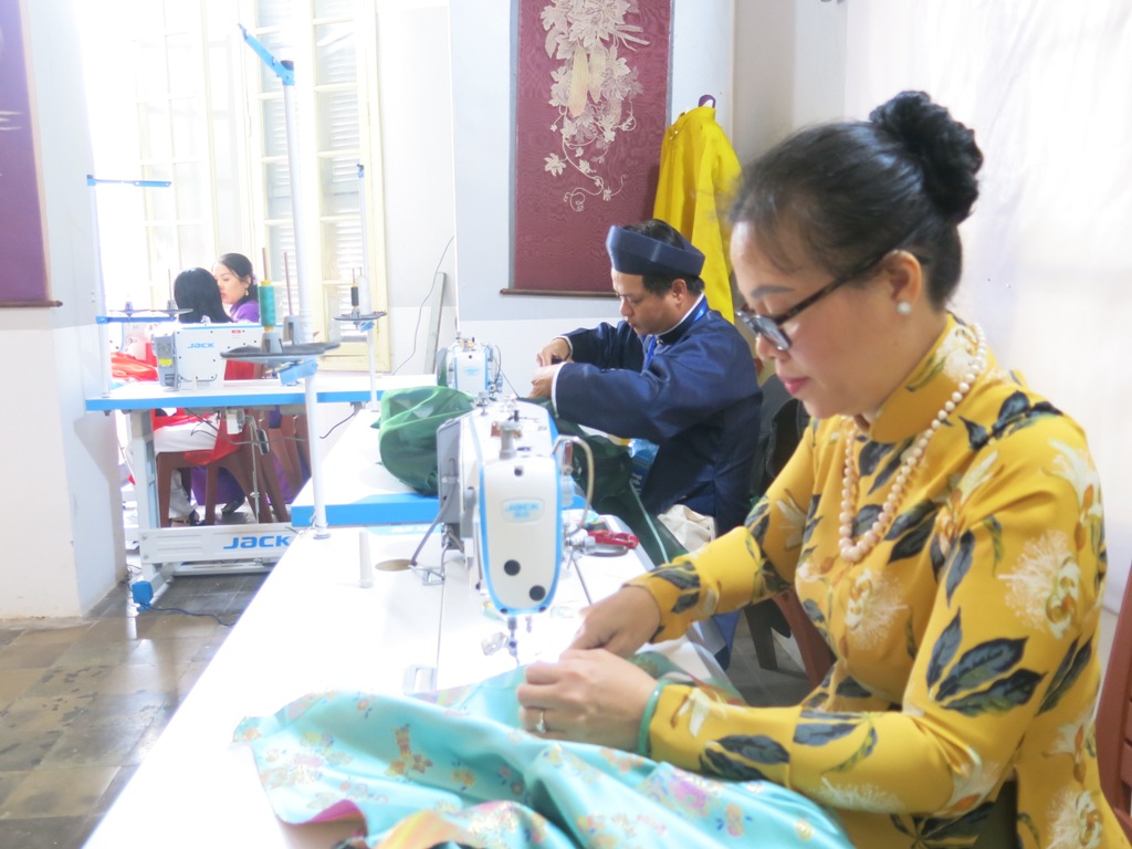 Trưng bày và thao diễn nghề may áo dài Huế