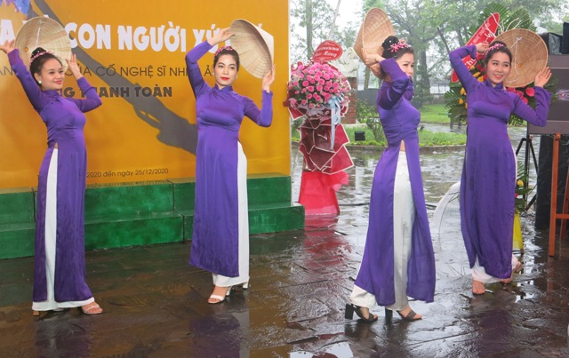 Trò chuyện về chiếc áo dài