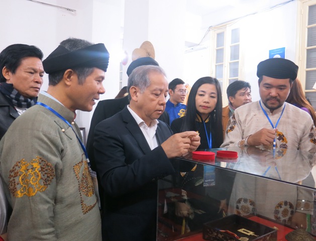 Xây dựng không gian trưng bày áo dài Huế