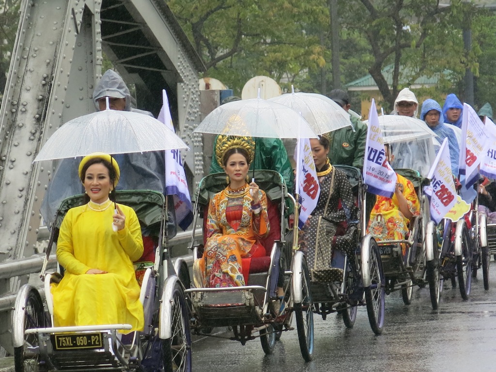 Quảng diễn áo dài bằng xích lô