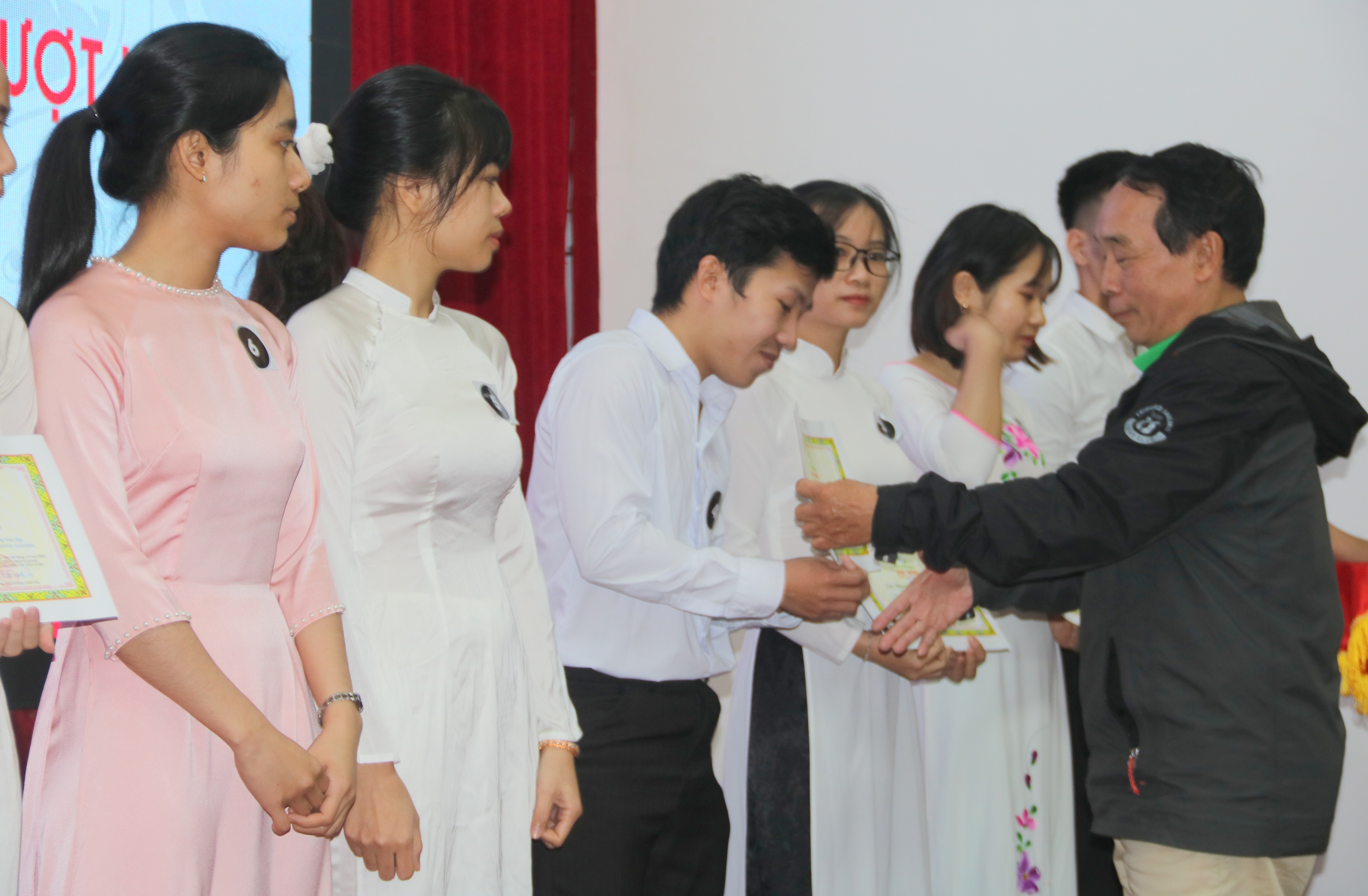 Trao hơn 100 suất học bổng Phuc’s Fond cho học sinh, sinh viên nghèo