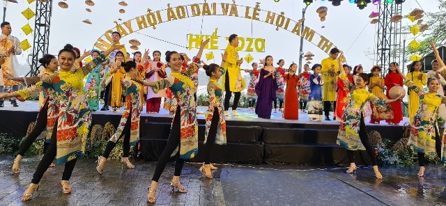 Áo dài với nghệ thuật Huế