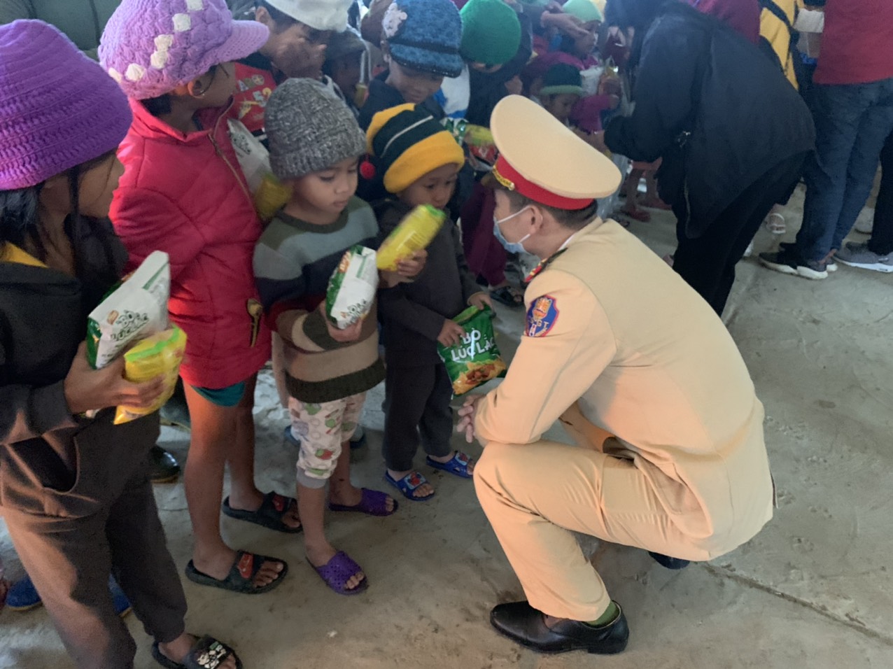 “Đông yêu thương” đến với học sinh A Lưới