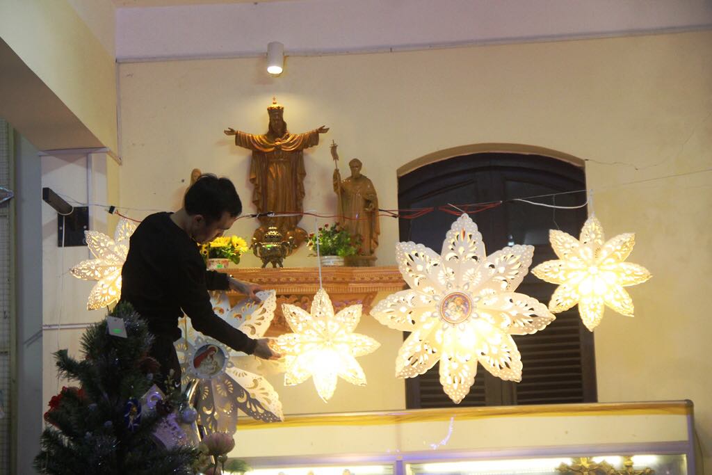 Christmas vibe on Hue roads