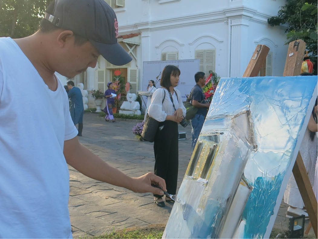 The heritage of Hue in sketches and on conical hats and Ao dai