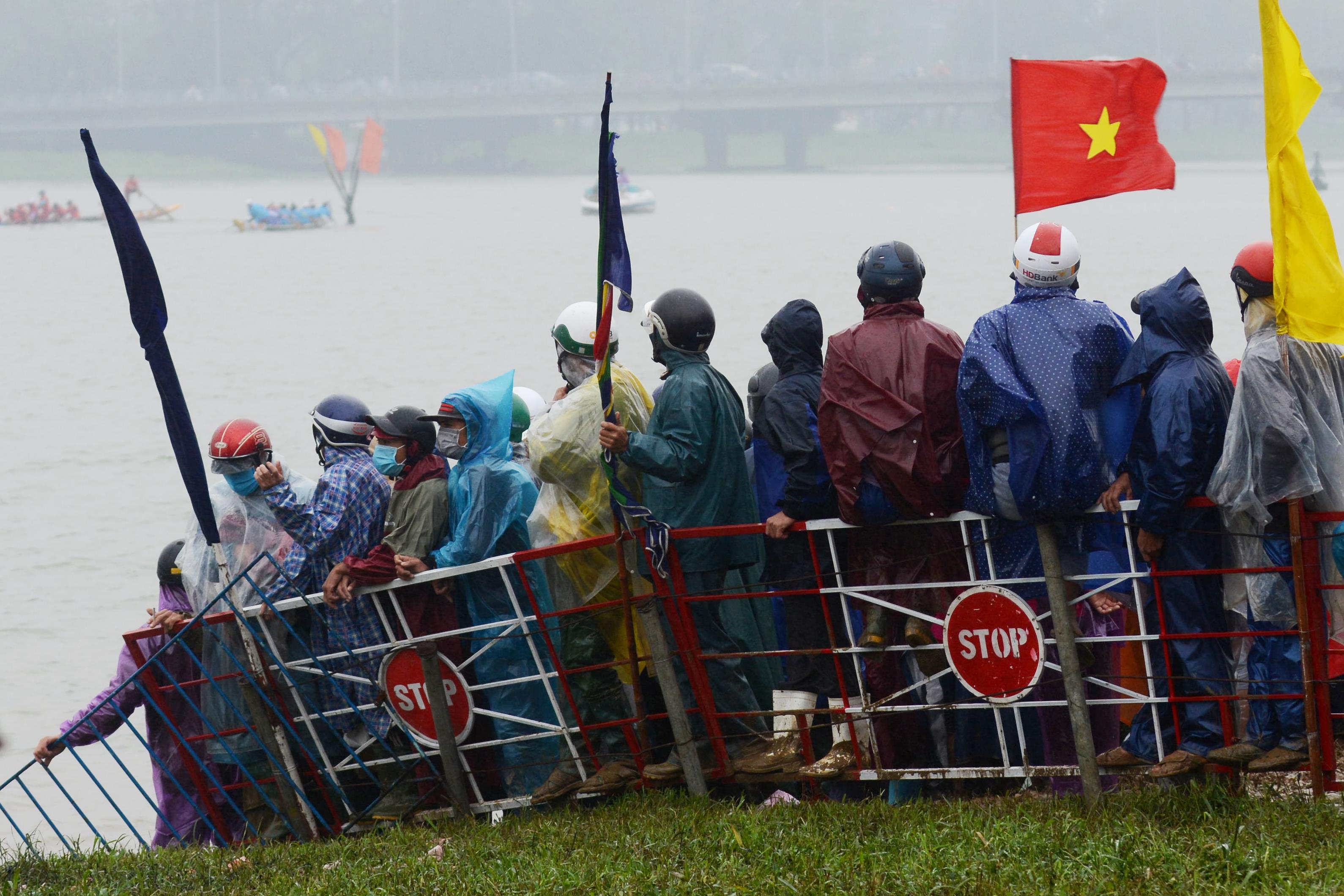 Đội mưa rét cổ vũ đua ghe trên sông Hương