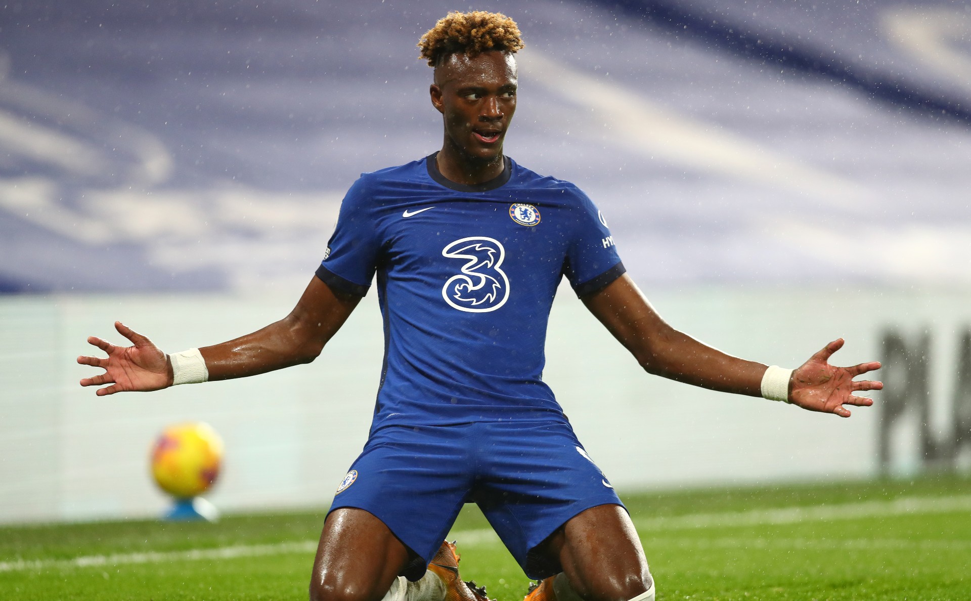 Đè bẹp West Ham, The Blues trở lại cuộc đua vô địch