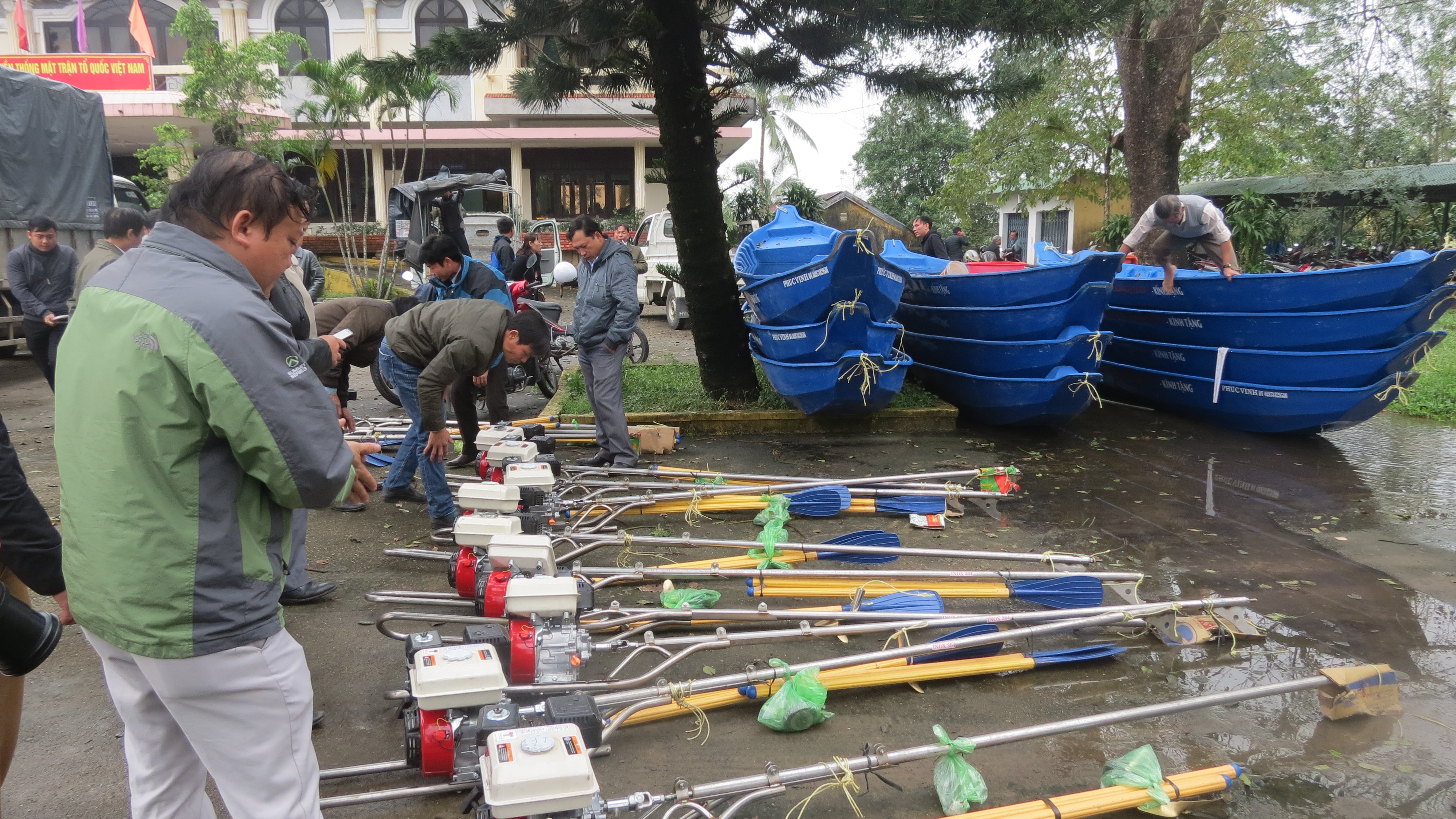 Trao thuyền máy và áo phao cứu hộ cho người dân Phong Điền