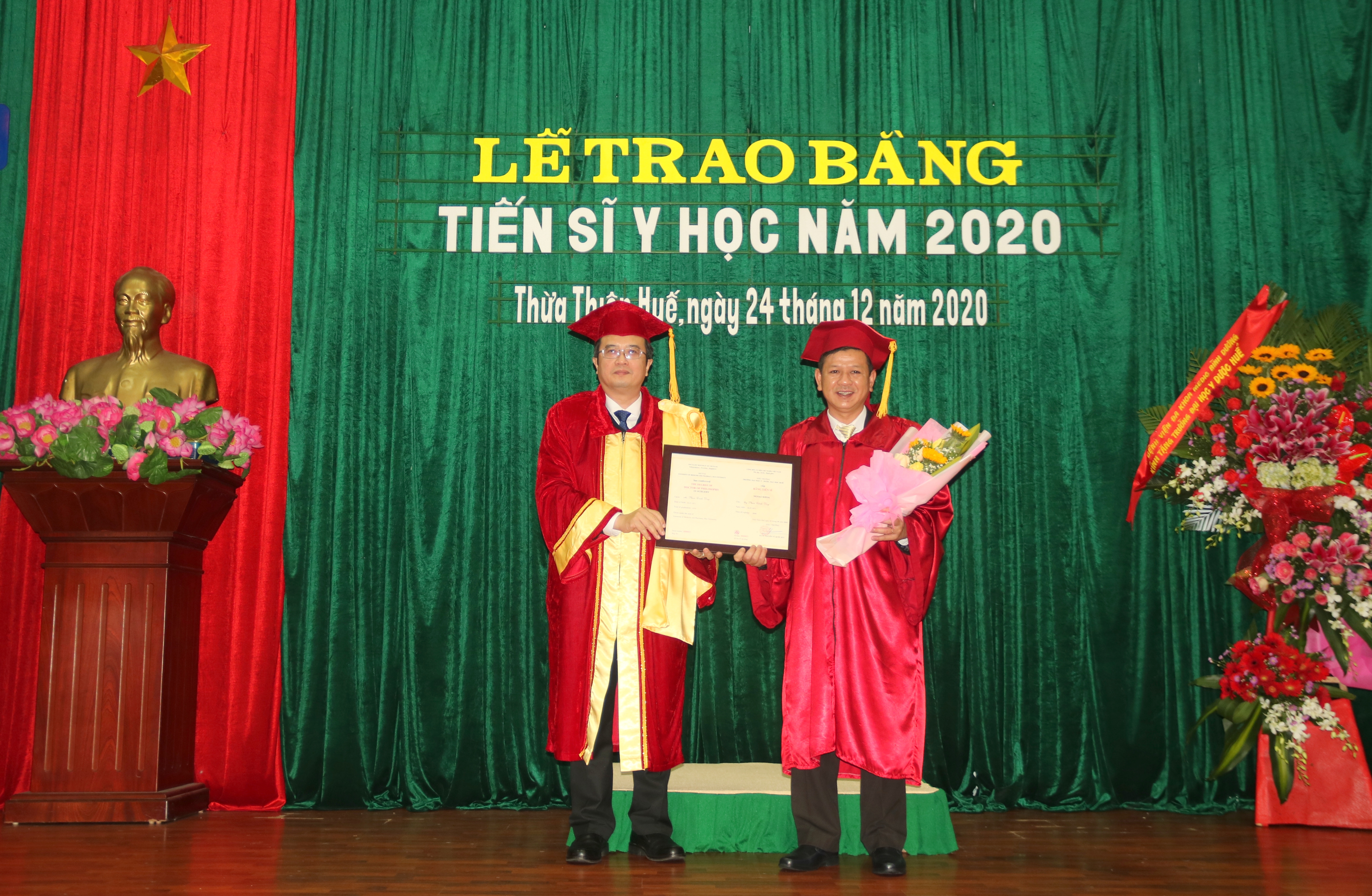 11 nghiên cứu sinh được trao bằng tiến sĩ y học