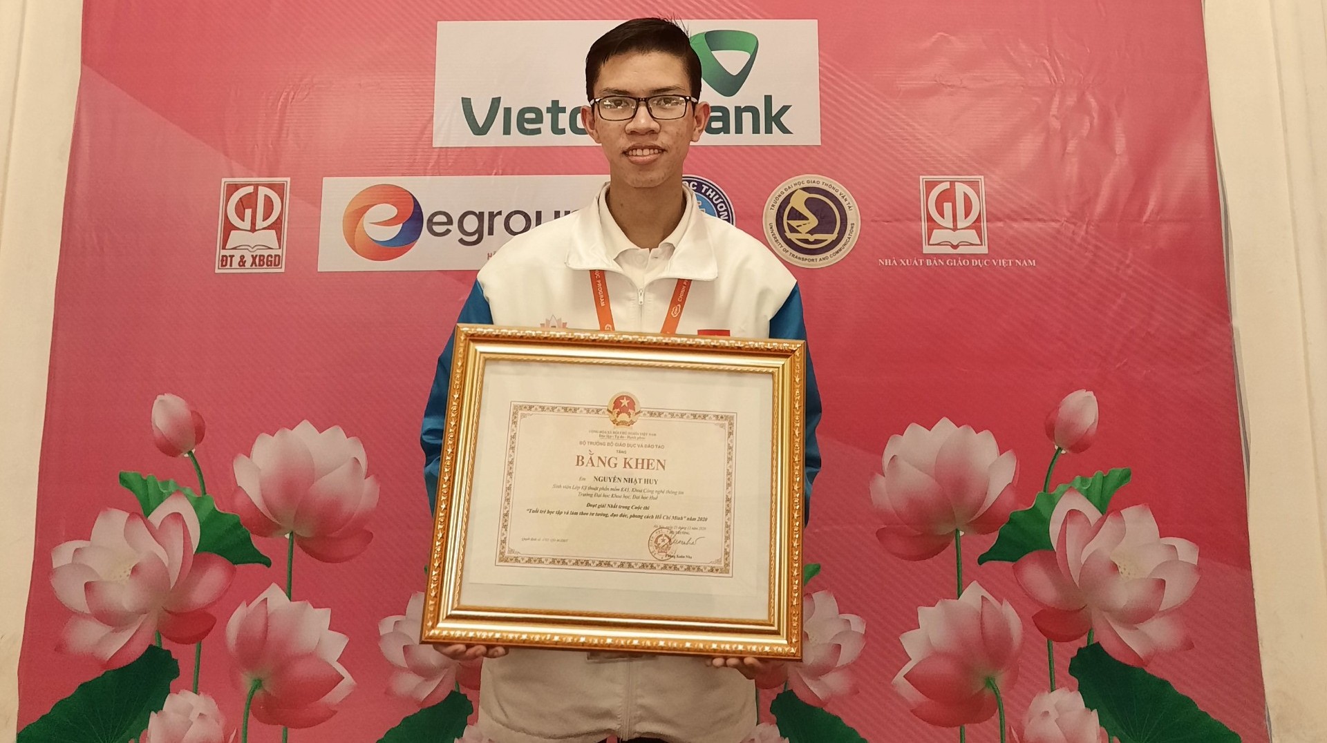 Sinh viên Trường đại học Khoa học giành giải Nhất cuộc thi Học tập và làm theo Bác