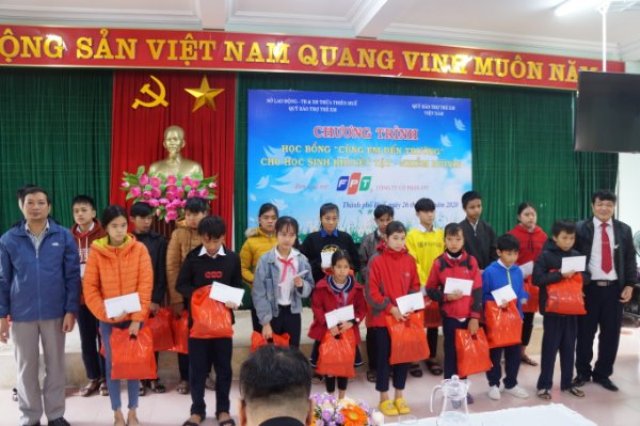 Trao 100 suất học bổng cho học sinh khuyết tật, nhiễm dioxin