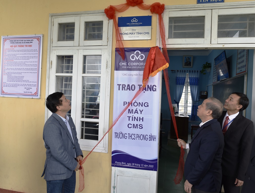 Trao tặng 30 máy tính cho Trường THCS Phong Bình