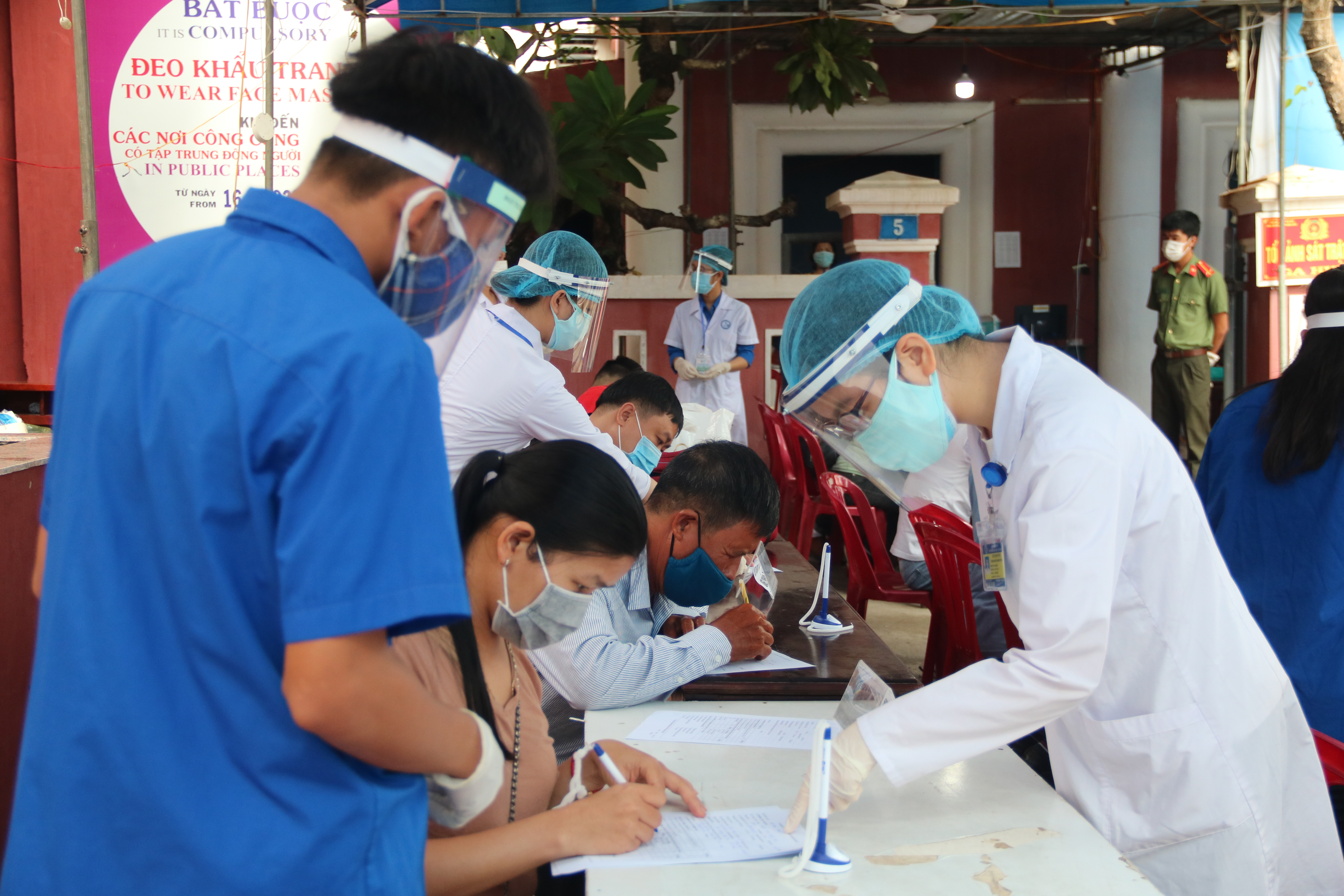 Nhiều hoạt động hỗ trợ sinh viên và tình nguyện hiệu quả