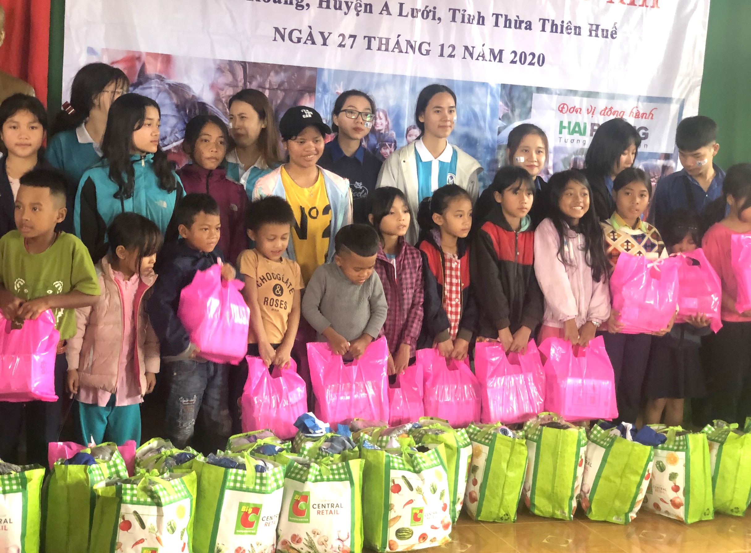 Trường ĐH Kinh tế tặng hàng trăm suất quà cho người dân A Lưới