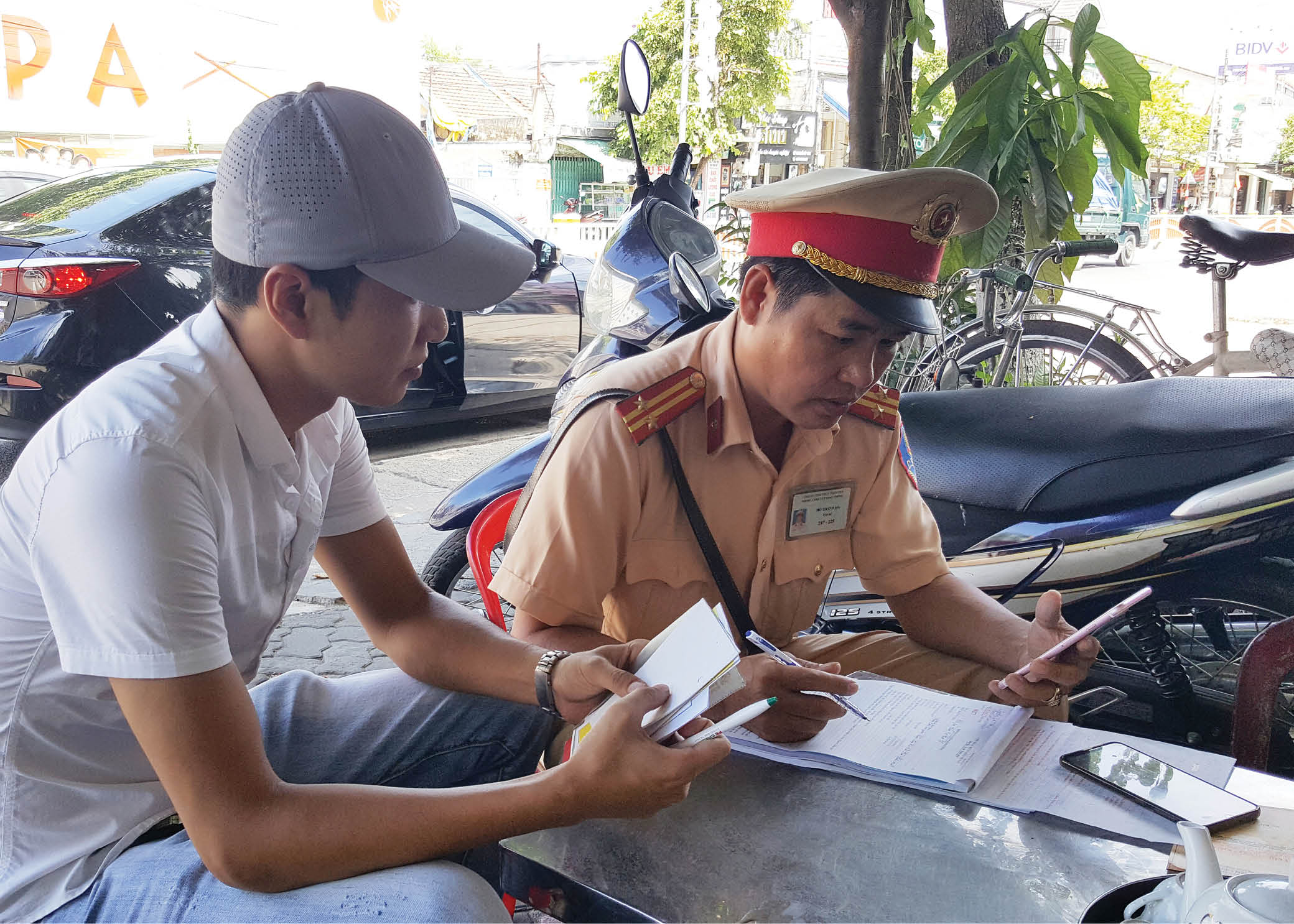 Vấn nạn xe ké, xe trá hình “Giựt” khách ngay “sân nhà”