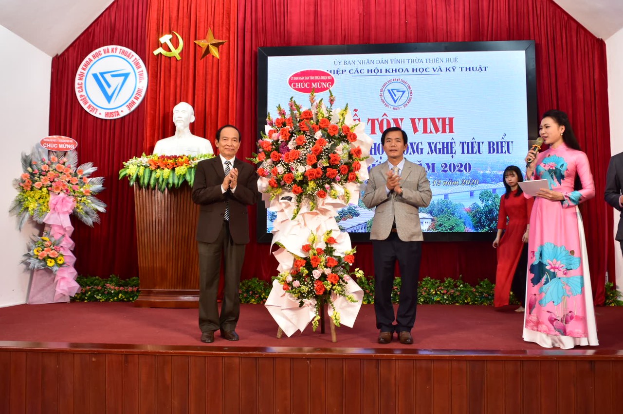 Tôn vinh 12 trí thức khoa học công nghệ