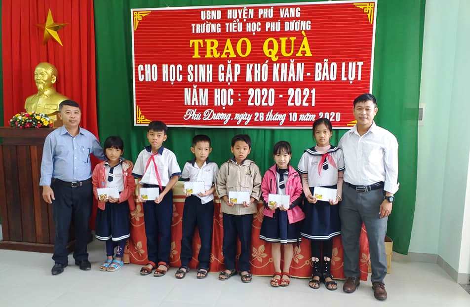 Tặng thẻ bảo hiểm y tế cho hơn 300 người dân TX Hương Trà