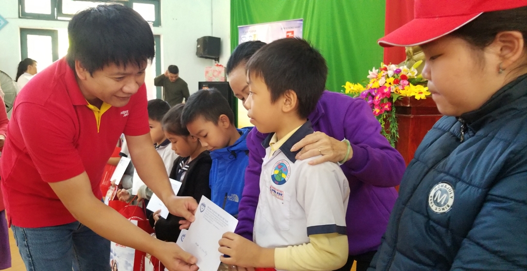 Trao 152 suất học bổng và quà cho học sinh nghèo vượt khó