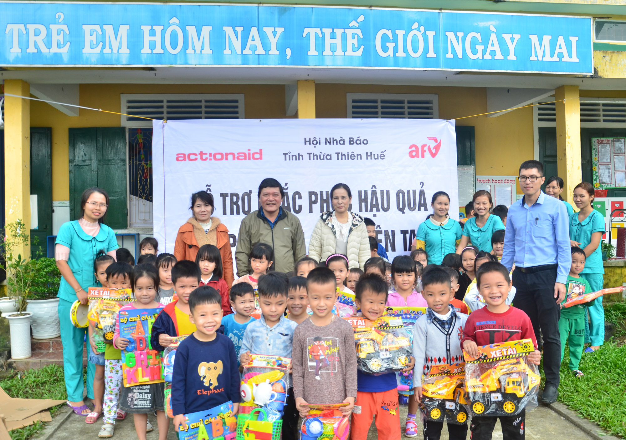 Trao hàng trăm món đồ chơi cho học sinh mầm non xã Quảng Thành