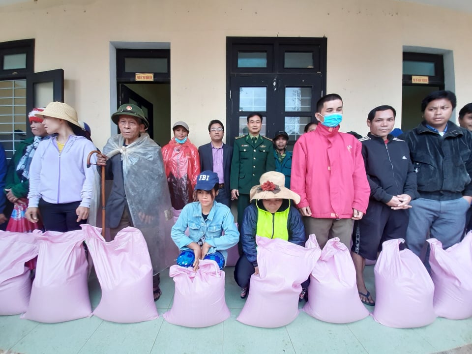 Tặng 5 tấn gạo cho các xã khu vực biên giới