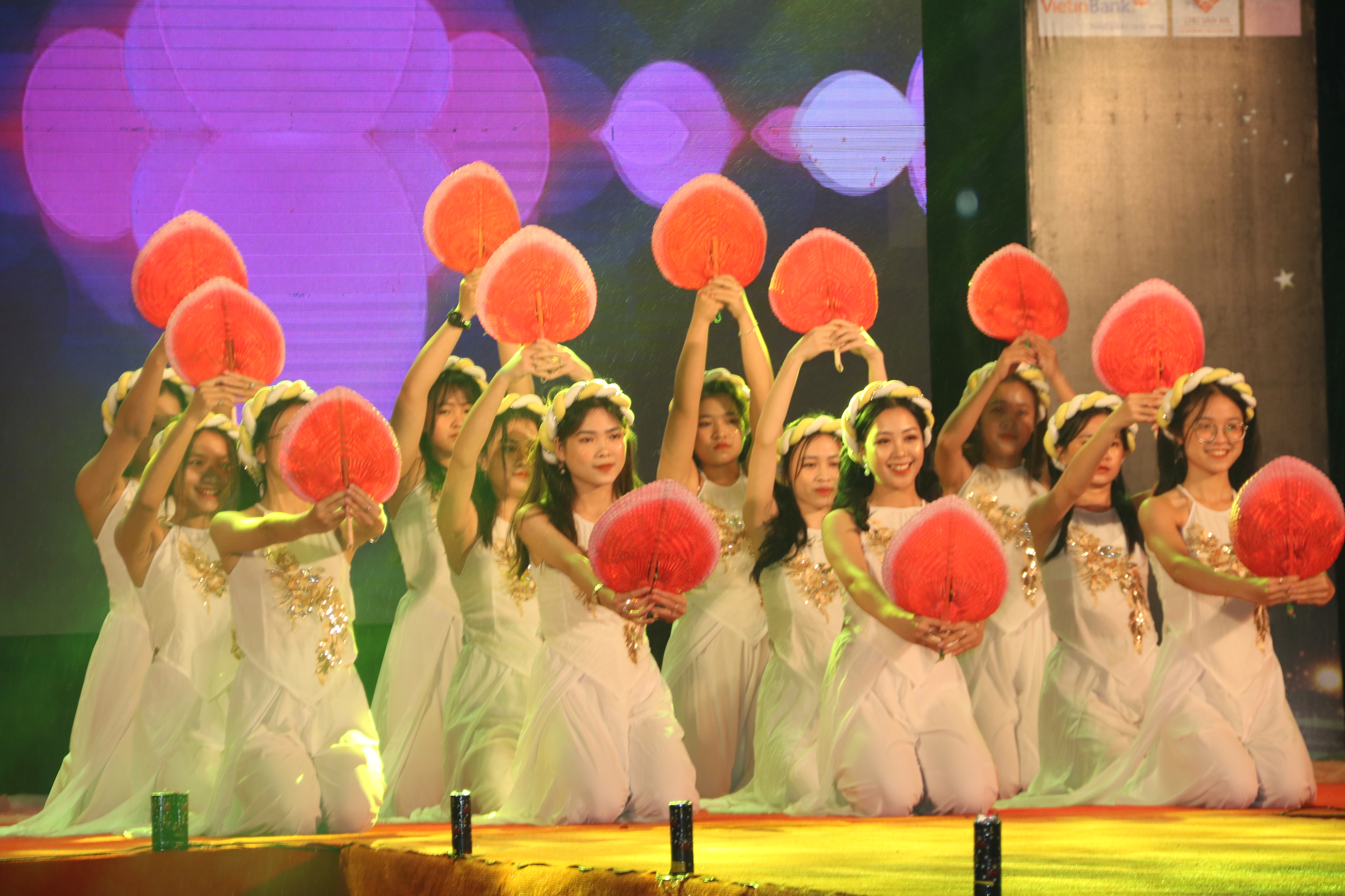 Trời mưa, “Shining with HUEdu” vẫn thu hút hàng trăm sinh viên