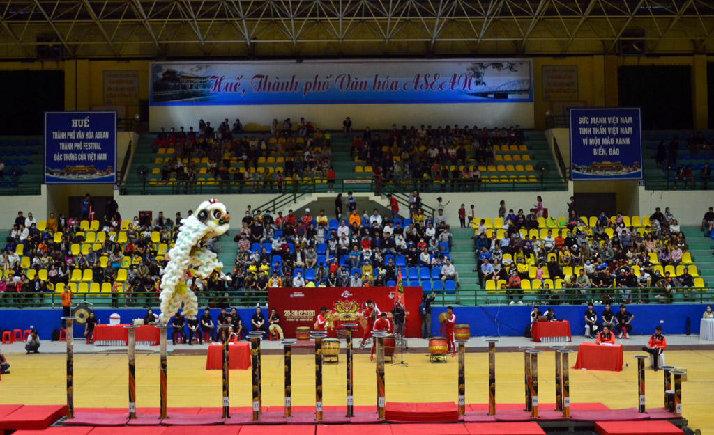 Sôi động Ngày hội Lân Huế