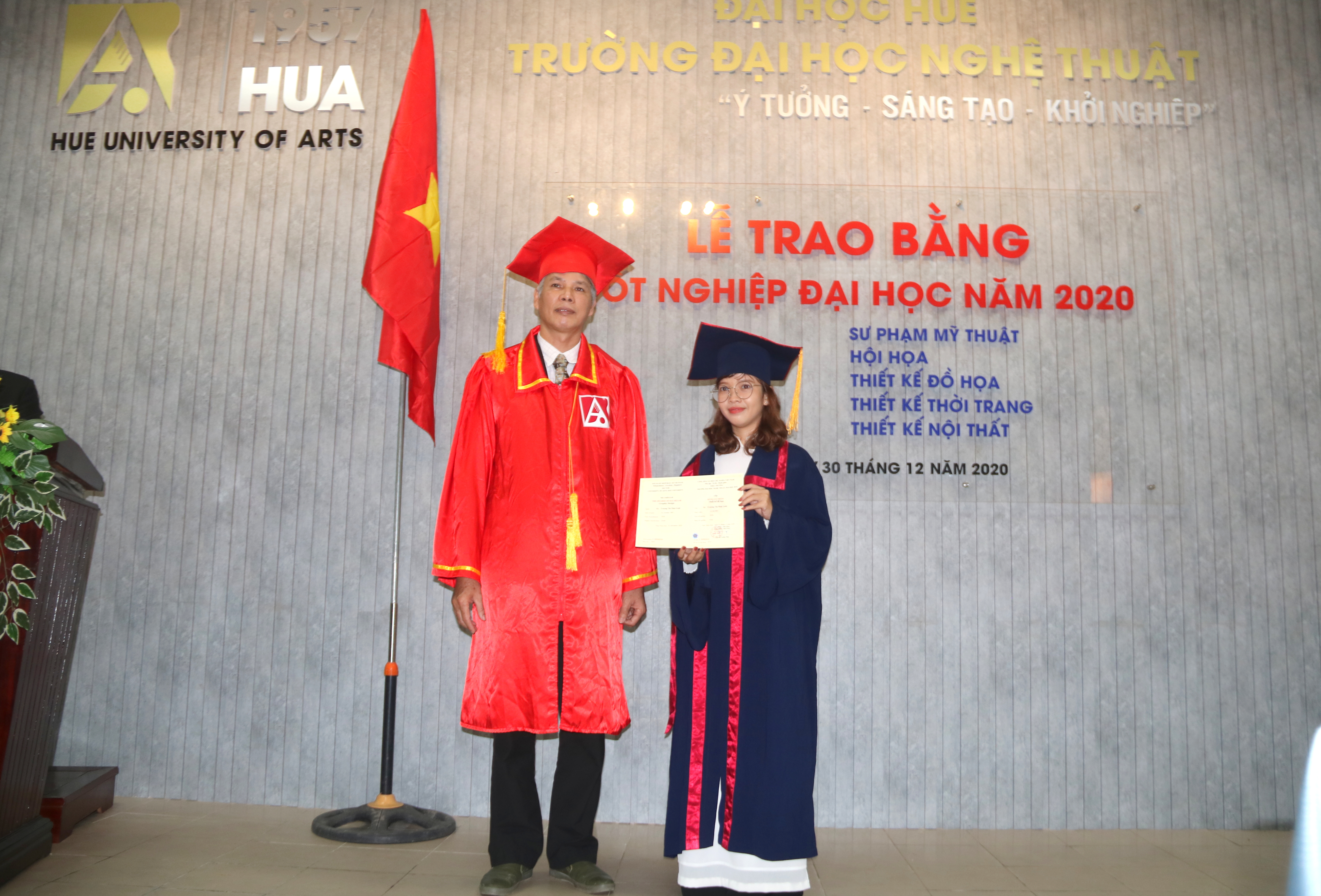 Trường ĐH Nghệ thuật trao bằng tốt nghiệp cho sinh viên bốn khóa học