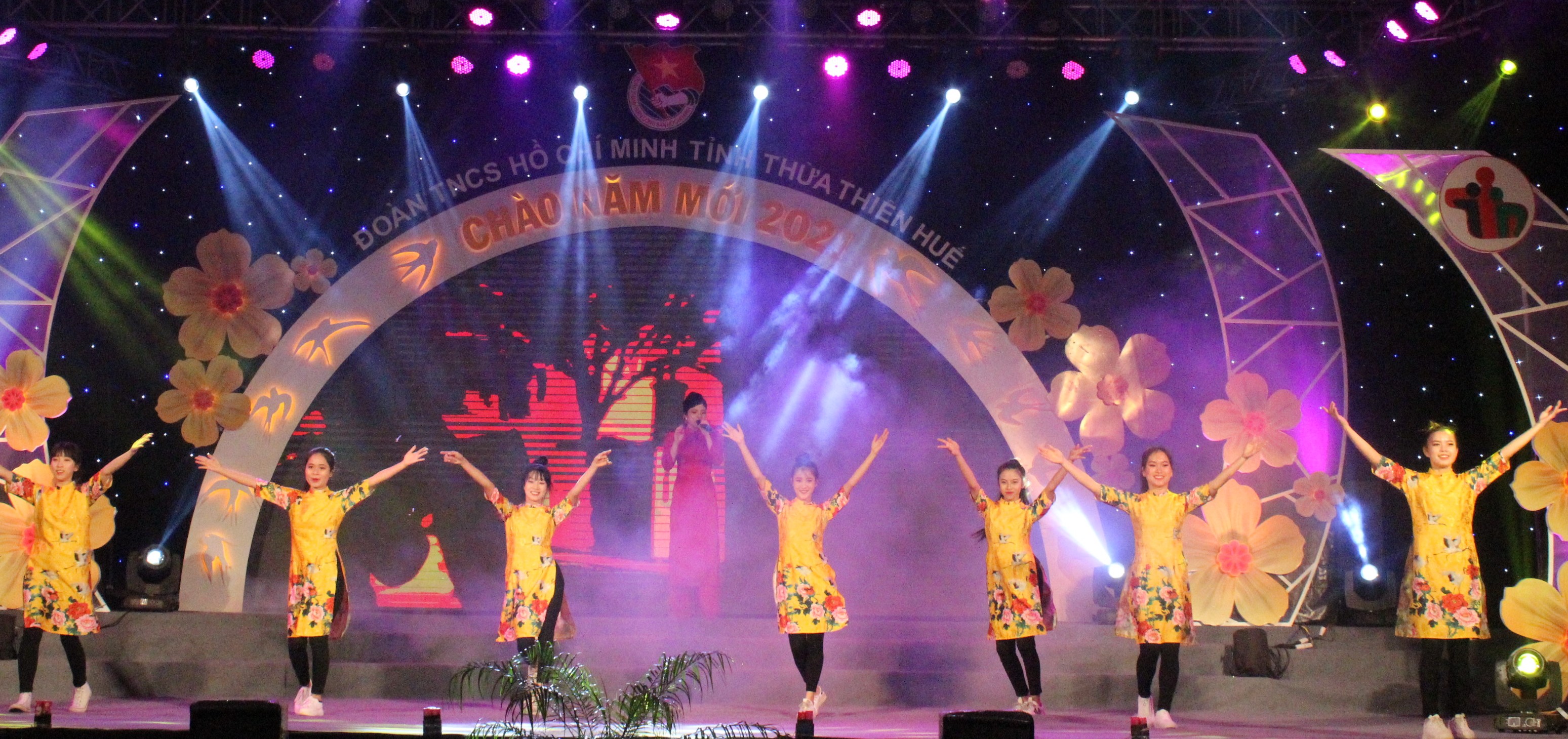 Bạn trẻ chào năm mới 2021