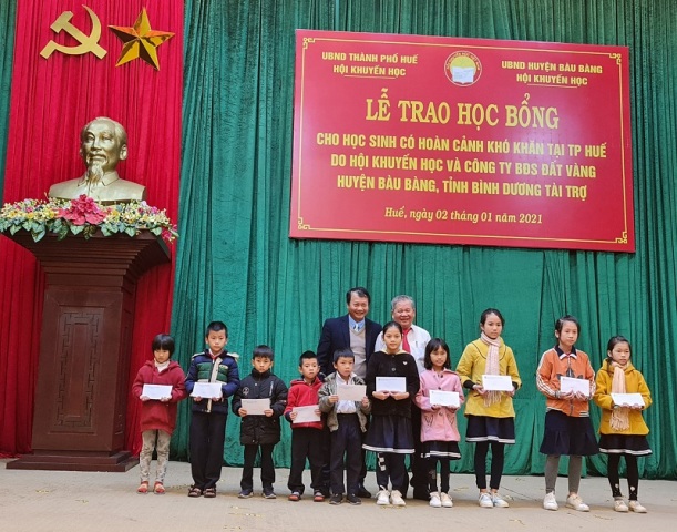 Trao 200 suất học bổng cho học sinh có hoàn cảnh khó khăn