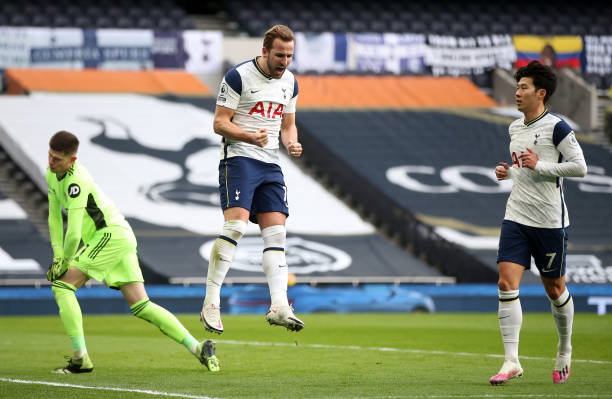 Đè bẹp tân binh, Gà trống tạm chen vào top 3