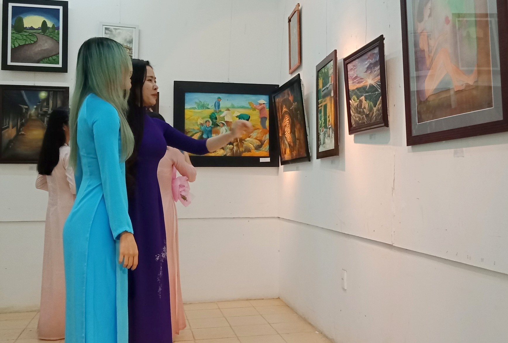 Trưng bày gần 70 tác phẩm tại triển lãm mỹ thuật học sinh - sinh viên