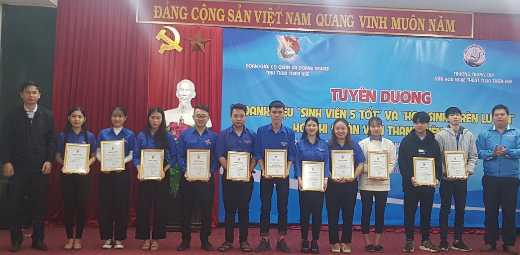 Tuyên dương 27 “Sinh viên 5 tốt” và “Học sinh 3 rèn luyện”