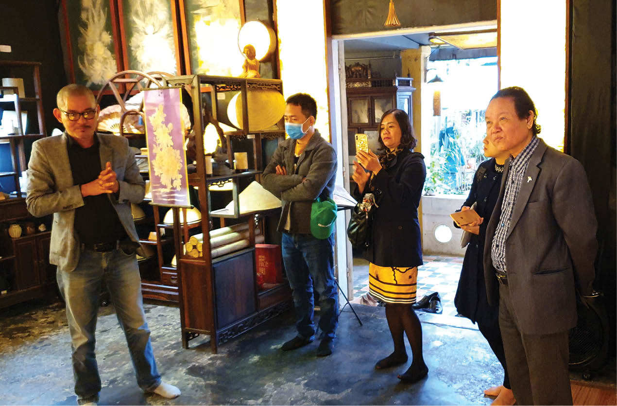 Du lịch  trong nhà